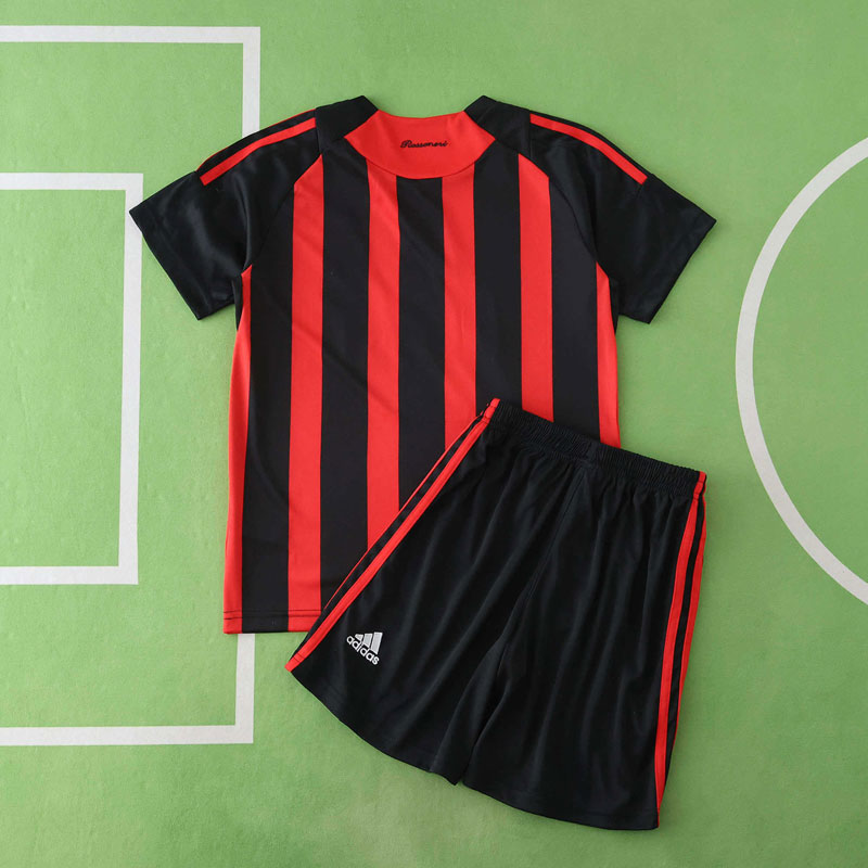 AC Milan 2008-09 barn fotbollsställ – retro hemmatröja med shorts AC Milan 2008/09 barn fotbollsställ – retro hemmatröja med shorts