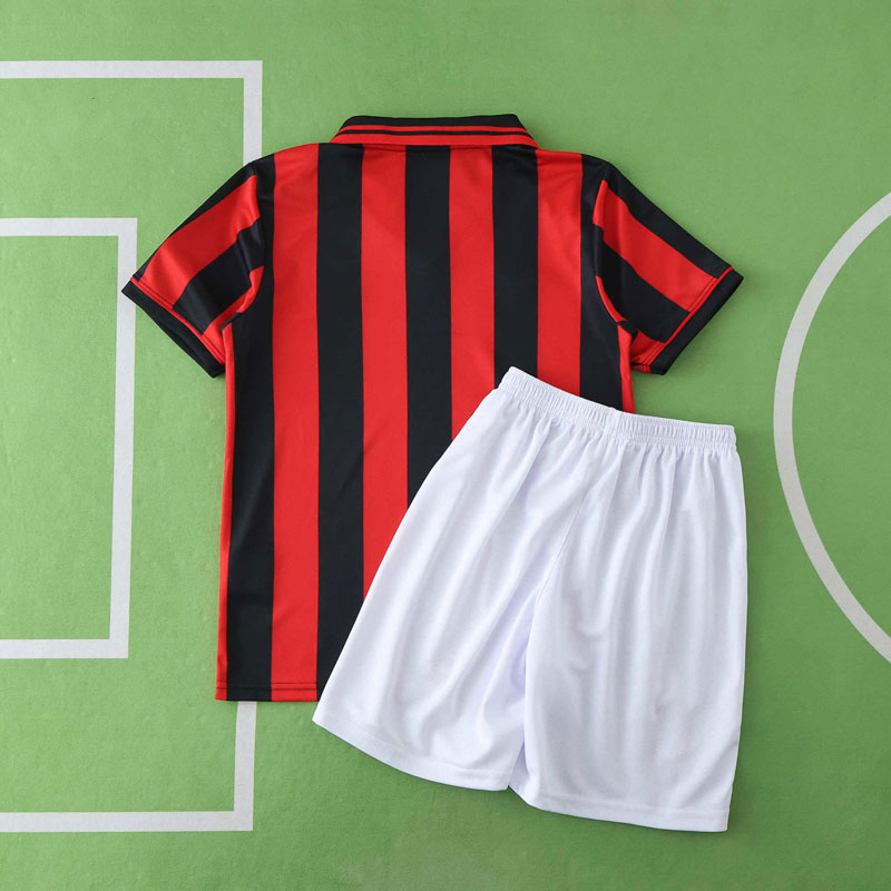AC Milan 96-97 hemmaställ barn – retro fotbollströja + shorts AC Milan 96/97 hemmaställ barn – retro fotbollströja + shorts